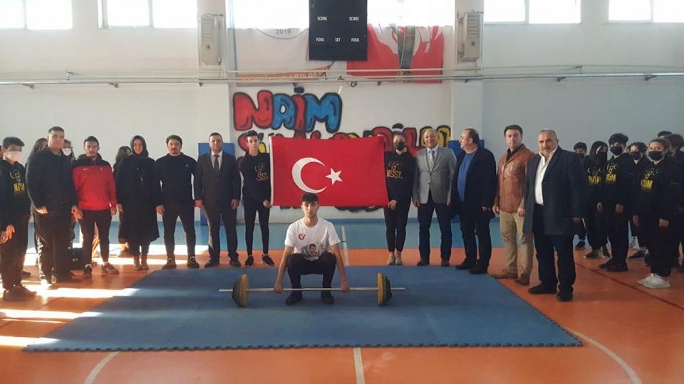 Naim Süleymanoğlu Spor Lisesi’nde halter resmi ders oldu